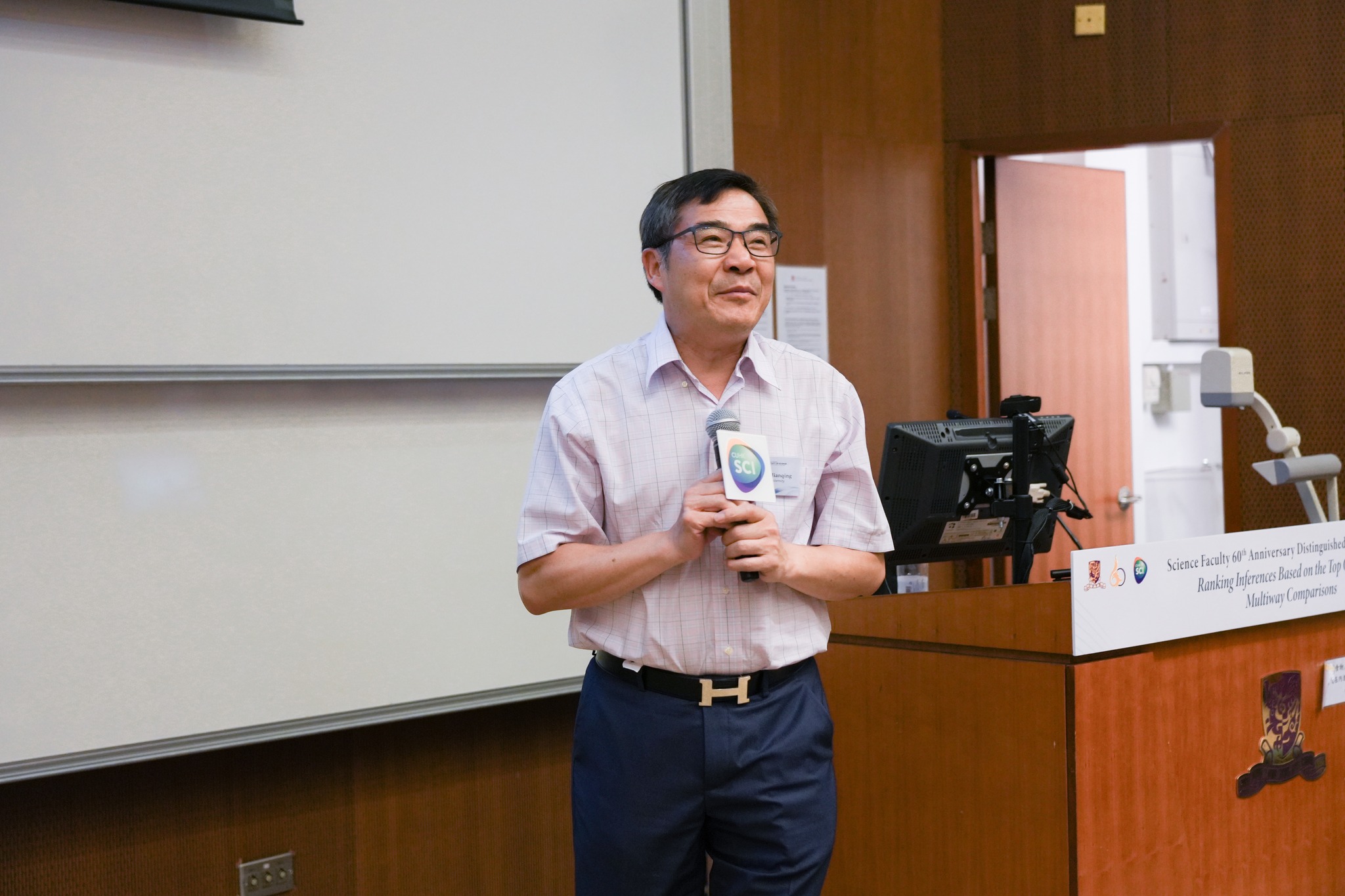 Professor LEE Ka Yee Christina of University of Chicago (2nd from left) received a certificate of appreciation and a souvenir from CUHK Science for her delivery of a Science Faculty 60th Anniversary Distinguished Science Lecture.