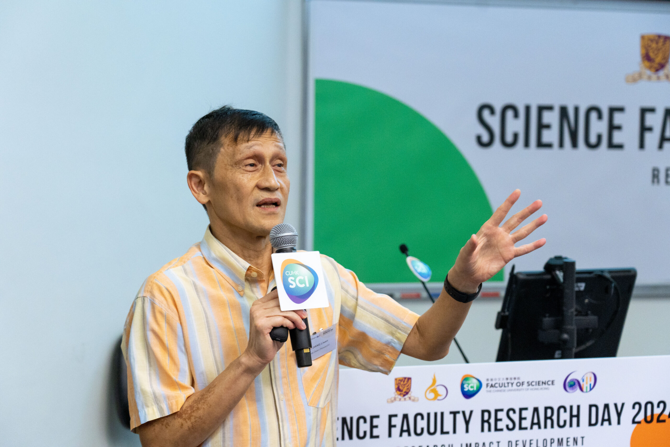 Professor LEE Ka Yee Christina of University of Chicago (2nd from left) received a certificate of appreciation and a souvenir from CUHK Science for her delivery of a Science Faculty 60th Anniversary Distinguished Science Lecture.