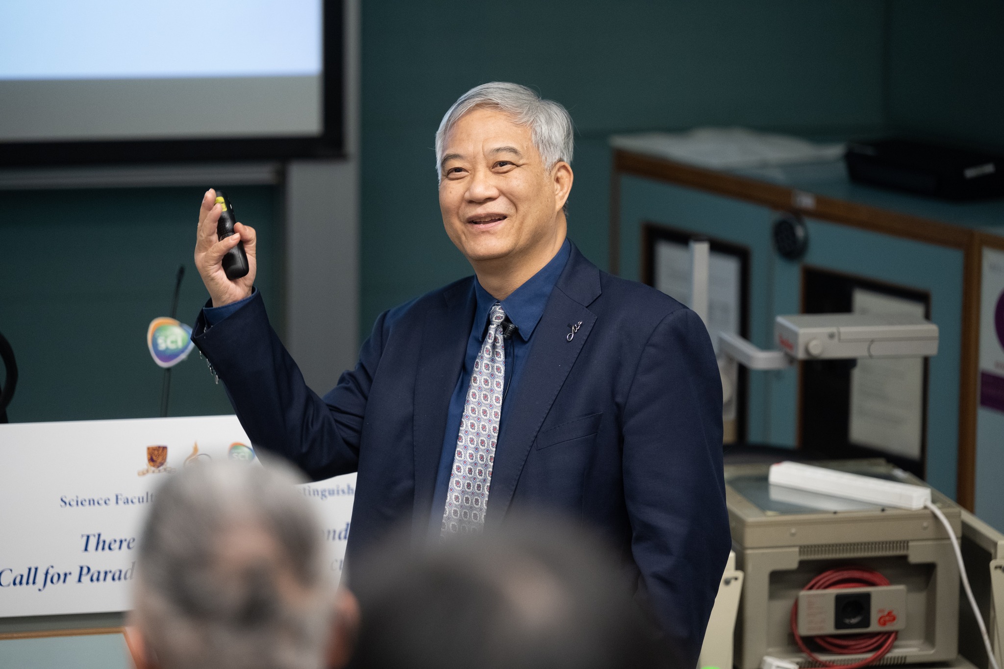 Professor LEE Ka Yee Christina of University of Chicago (2nd from left) received a certificate of appreciation and a souvenir from CUHK Science for her delivery of a Science Faculty 60th Anniversary Distinguished Science Lecture.