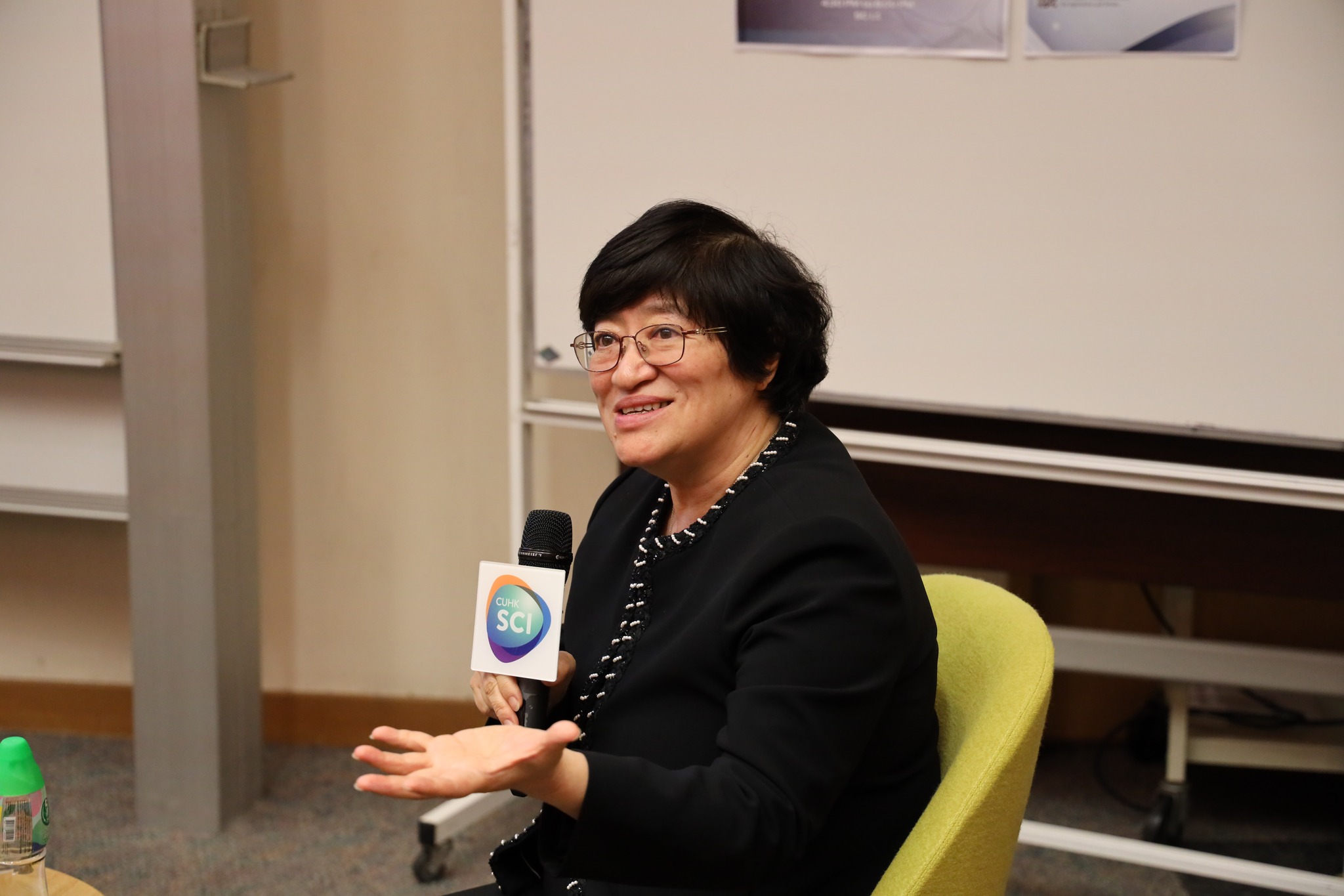 Professor LEE Ka Yee Christina of University of Chicago (2nd from left) received a certificate of appreciation and a souvenir from CUHK Science for her delivery of a Science Faculty 60th Anniversary Distinguished Science Lecture.